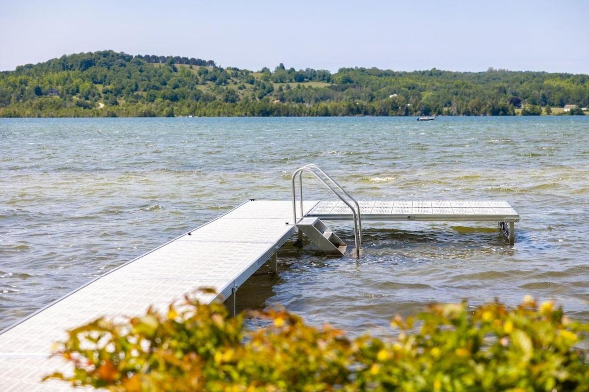 Camp Birch: Waterfront Home on Lake Leelanau - B&B Lake Leelanau