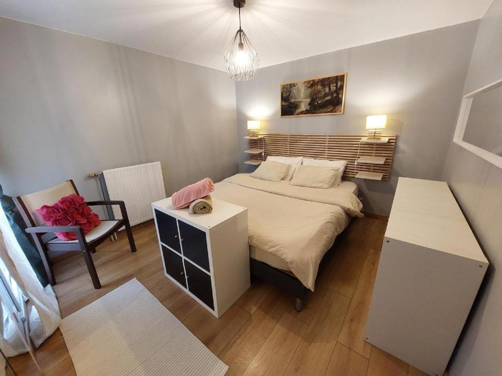 Zimmer mit Kingsize-Bett und Gartenblick. 