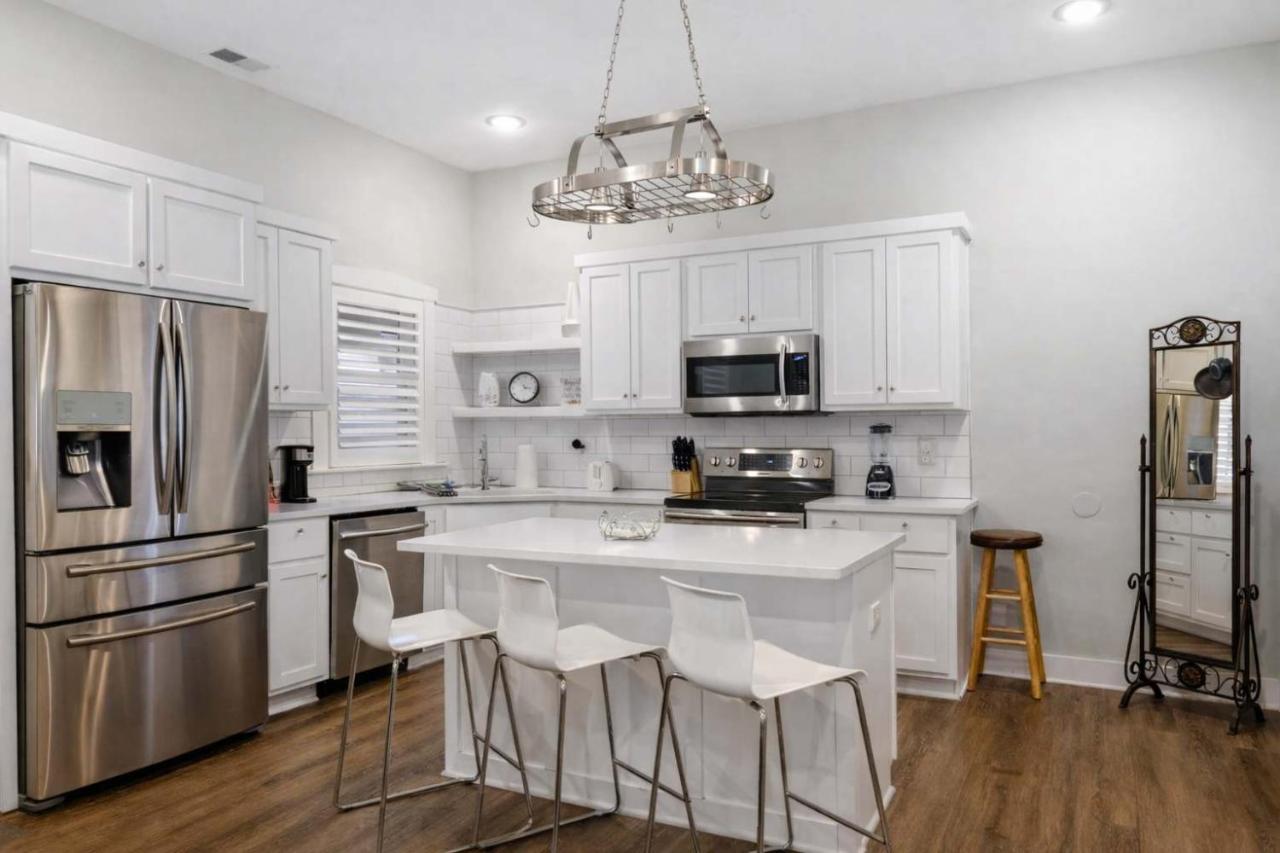 Charming Home in the Highlands W Private Backyard - B&B Louisville