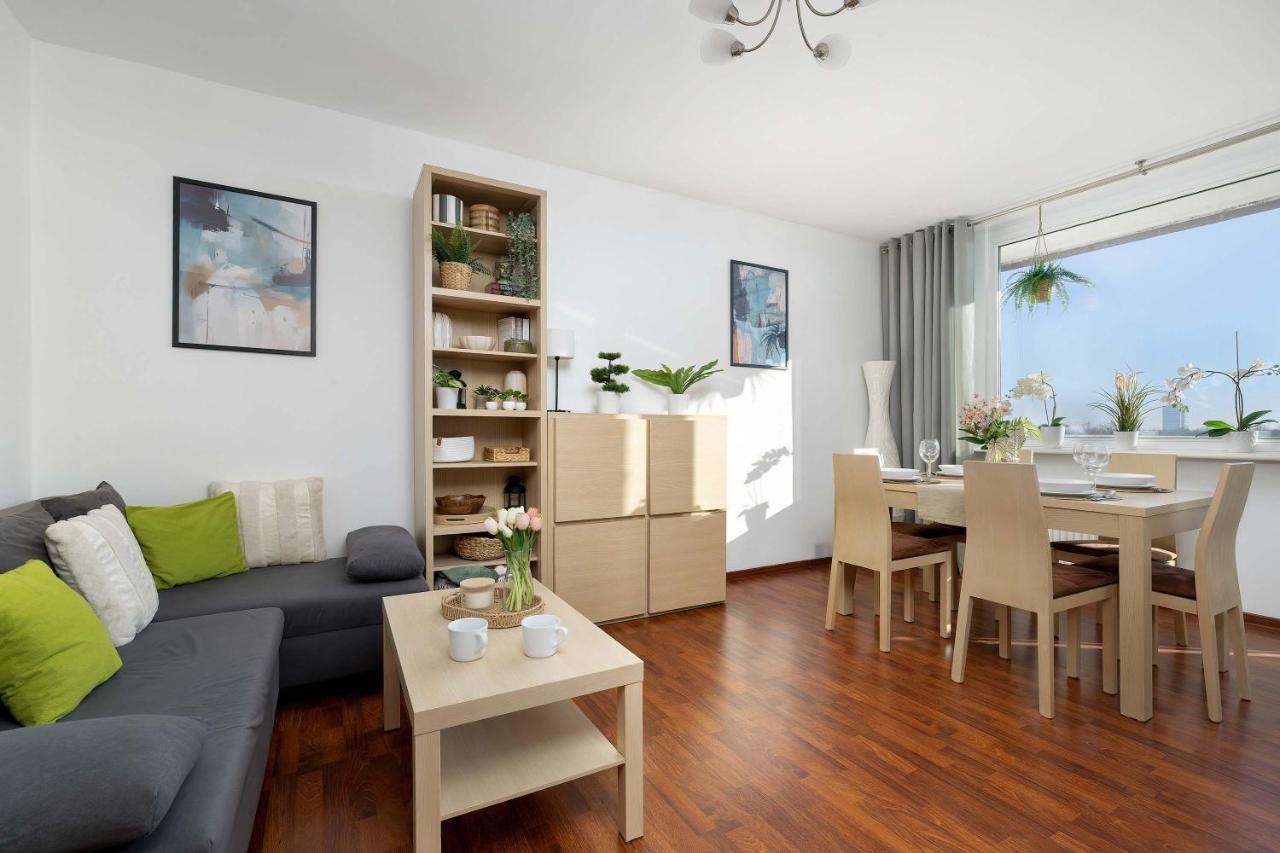 Functional & Cozy Apartment with Balcony and Workspace by Noclegi Renters - Chambres d'hôtes Katowice