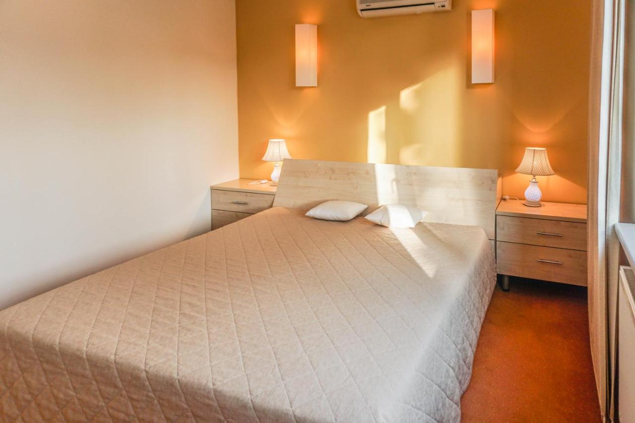 Comfort One-Bedroom Apartment (2 Adults + 2 Children)