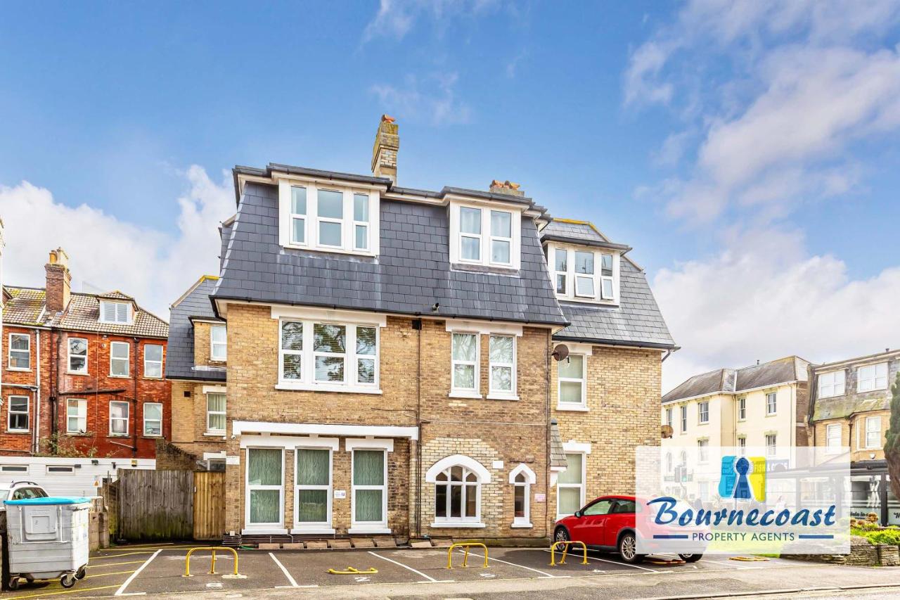 WESTCLIFF by BOURNECOAST - Town Centre Apartment - Walking Distance to the Sandy Beaches and Pier - FM1703 - B&B Bournemouth