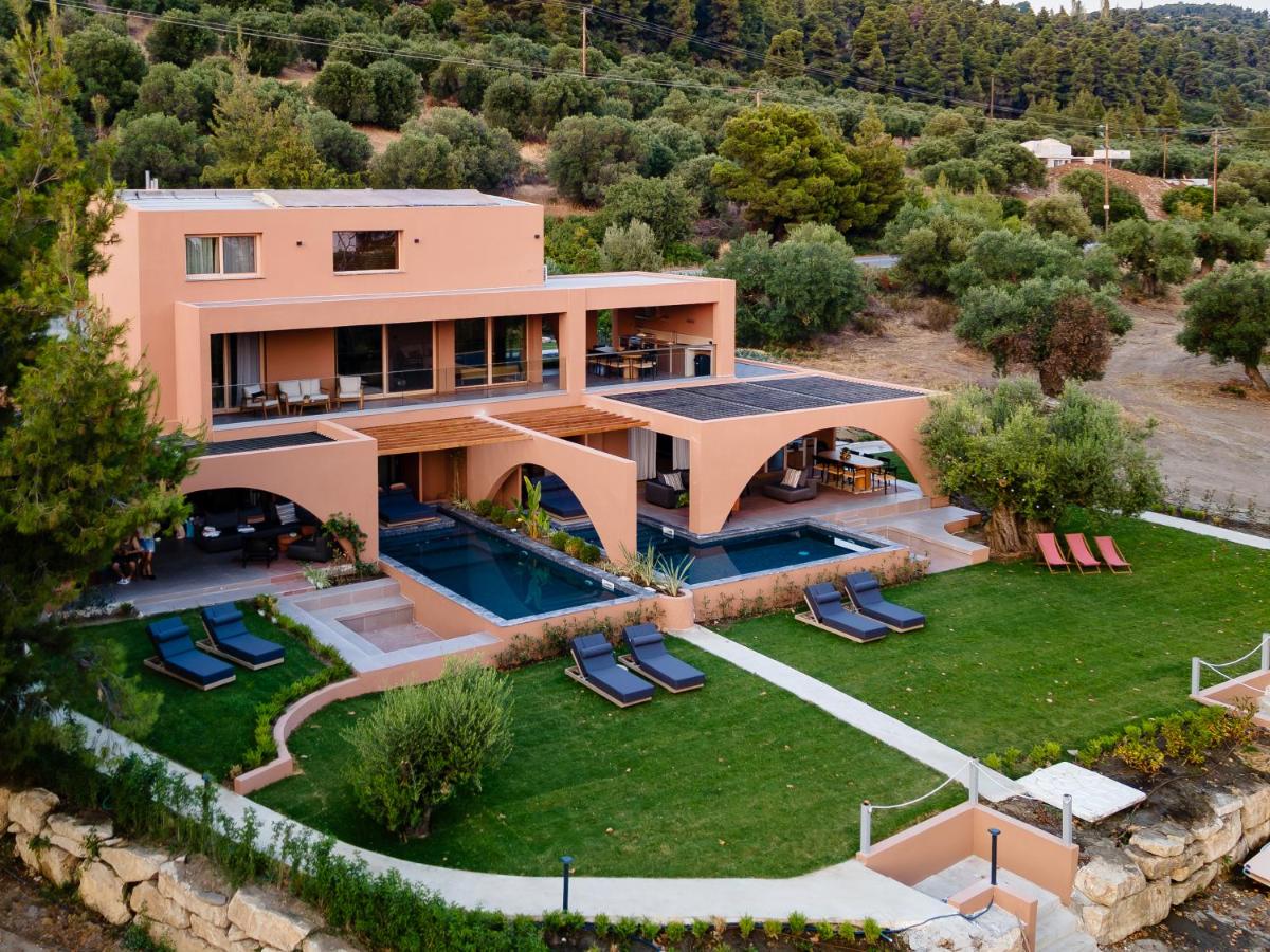 Euphoria Villa, 9 bdrs with private pools, beachfront - B&B Svorónos