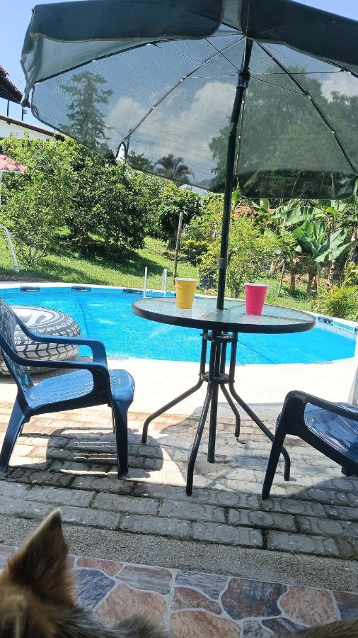 Casa campestre con piscina privada cerca de Villeta - B&B Guadual