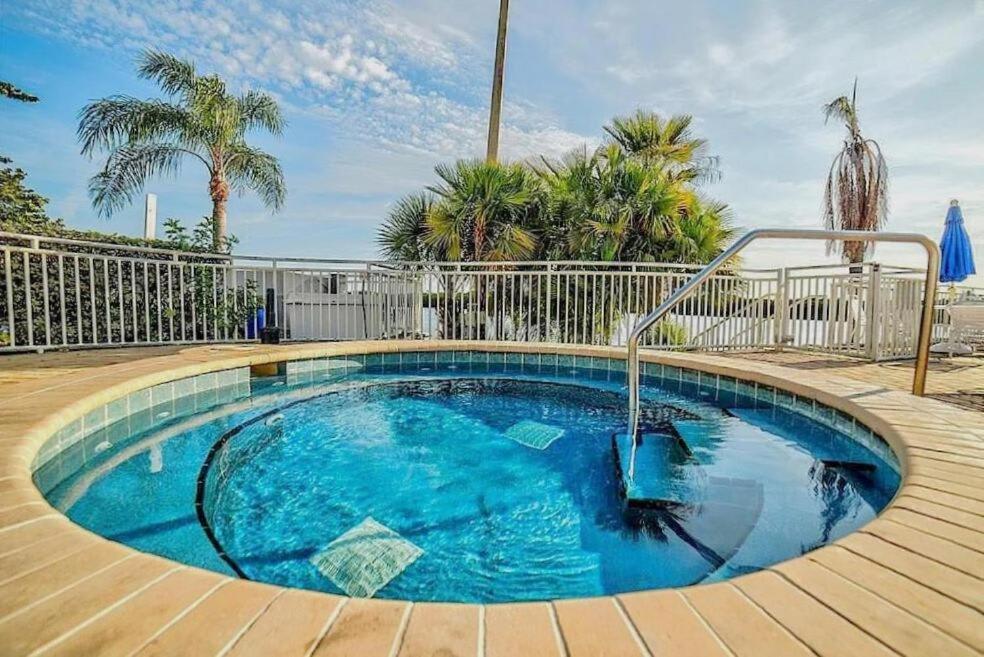 Sunrise Waterfront 2BR Townhome - Pool & Private Terraces - Ferienwohnung Ruskin