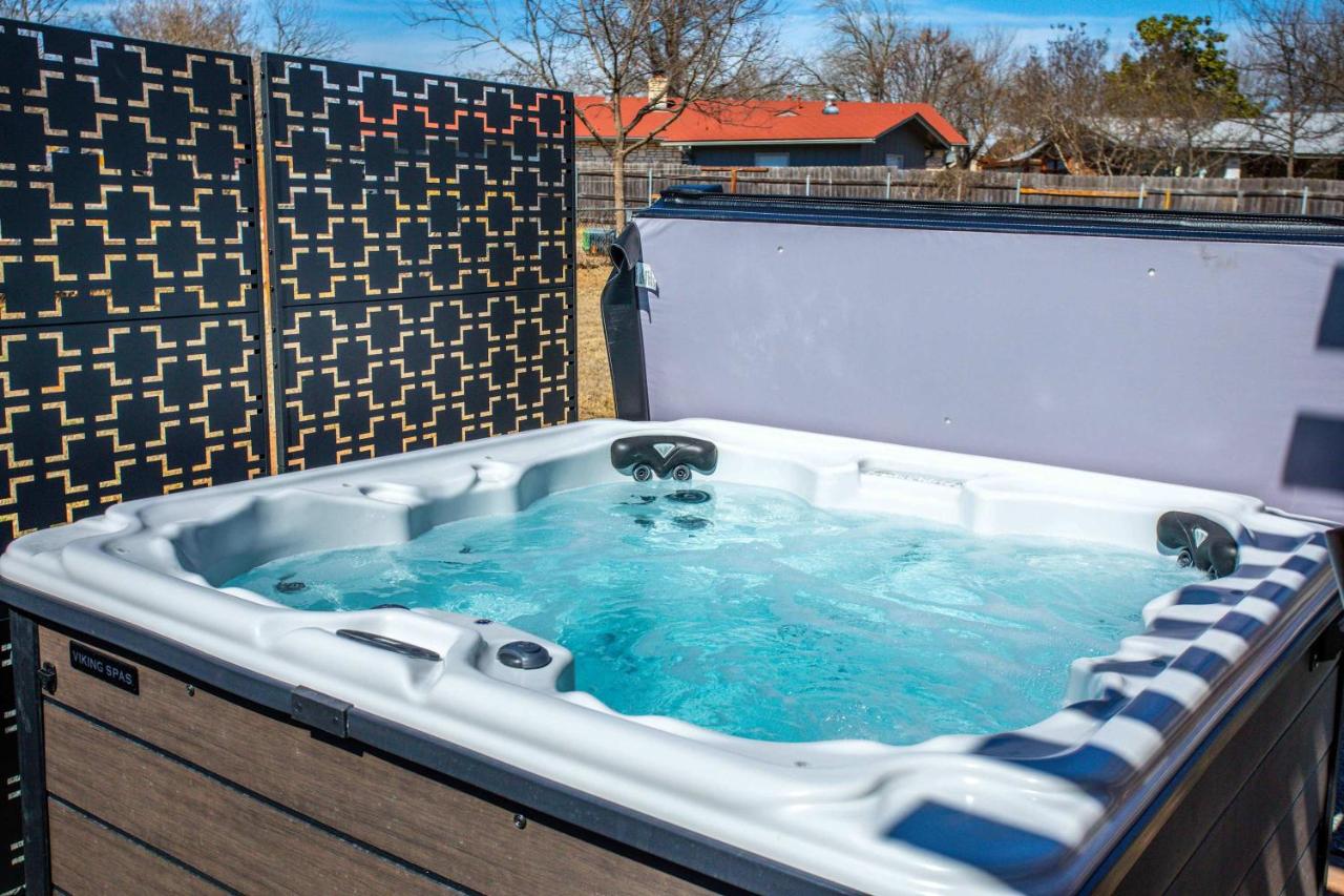 Sunrise Haus - Hot Tub & Fire Pit - B&B Fredericksburg