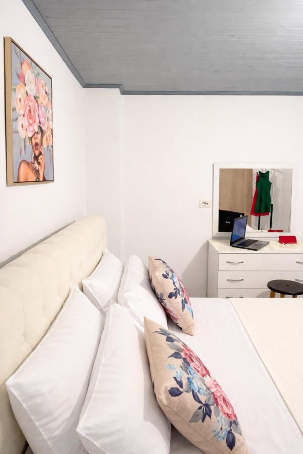 SH Guesthouse - B&B Ksamil