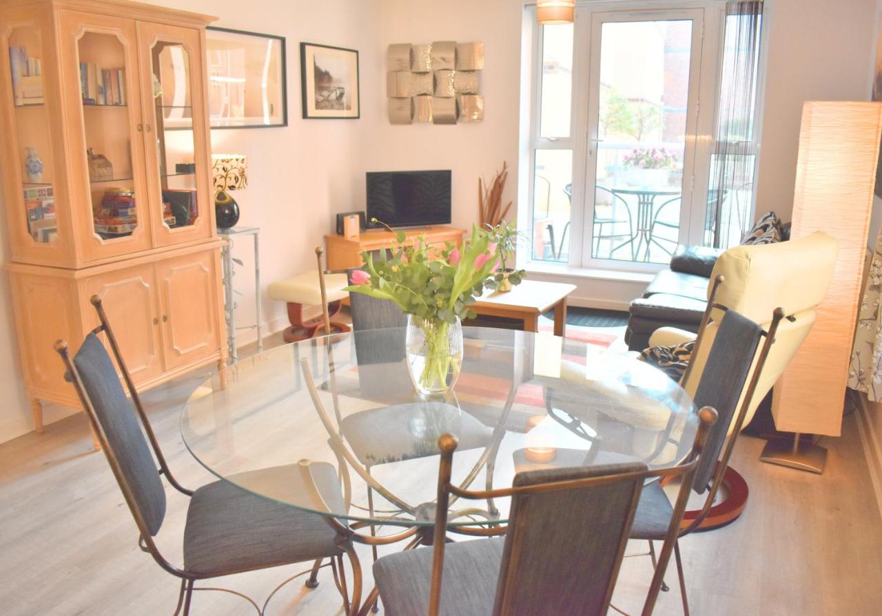 Chichester City Centre 2 Bedroom Flat I Ground Floor with Underground Parking I Chichester Holiday Properties - Bed and Breakfast Chichester