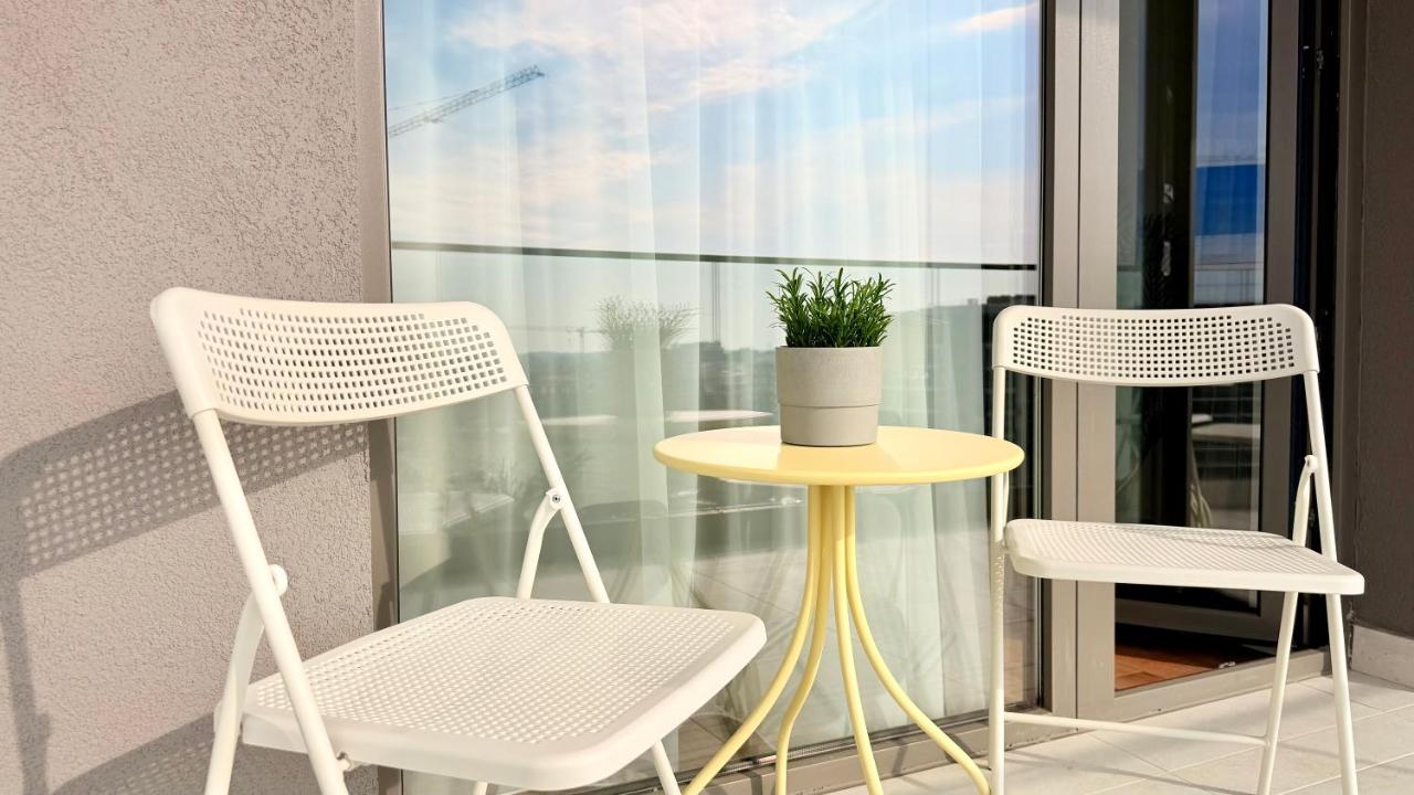 Skyline Glow - Chic 1BR Northern Business Hub Area - B&B Bucarest