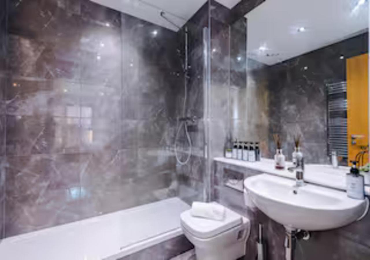 #73 The Axium Suite - Sleeps 6 - Close to Brindleyplace - "Perfect for Contractors and Families - Free Street Parking" - B&B Birmingham