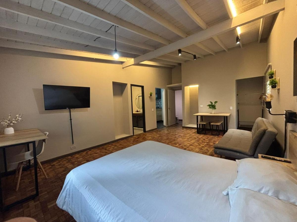 Apartaestudio amueblado en Poblado FRN106 By Roots Rentals - B&B Medellín