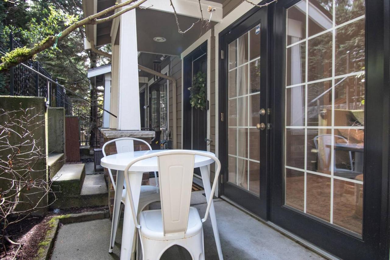 Heart of Capitol Hill Townhouse w/ Parking & A/C - Bed and Breakfast Seattle