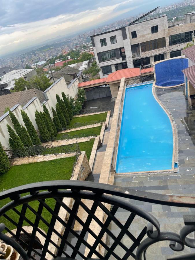 A Royal Luxury Villa In Center With Two Swimming Pools, Sauna and Jacuzzi. - Chambres d'hôtes Erevan