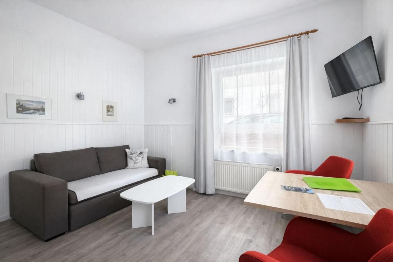 One-Bedroom Apartment with small Bathroom