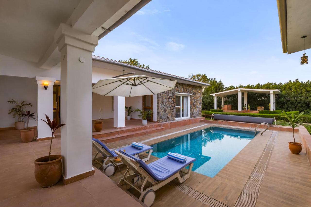 ELIVAAS Signature The Aravalli Reserve The Isley Pet-Friendly Villa with Pool, Gazebo and Sit Out - Chambres d'hôtes Dhauj
