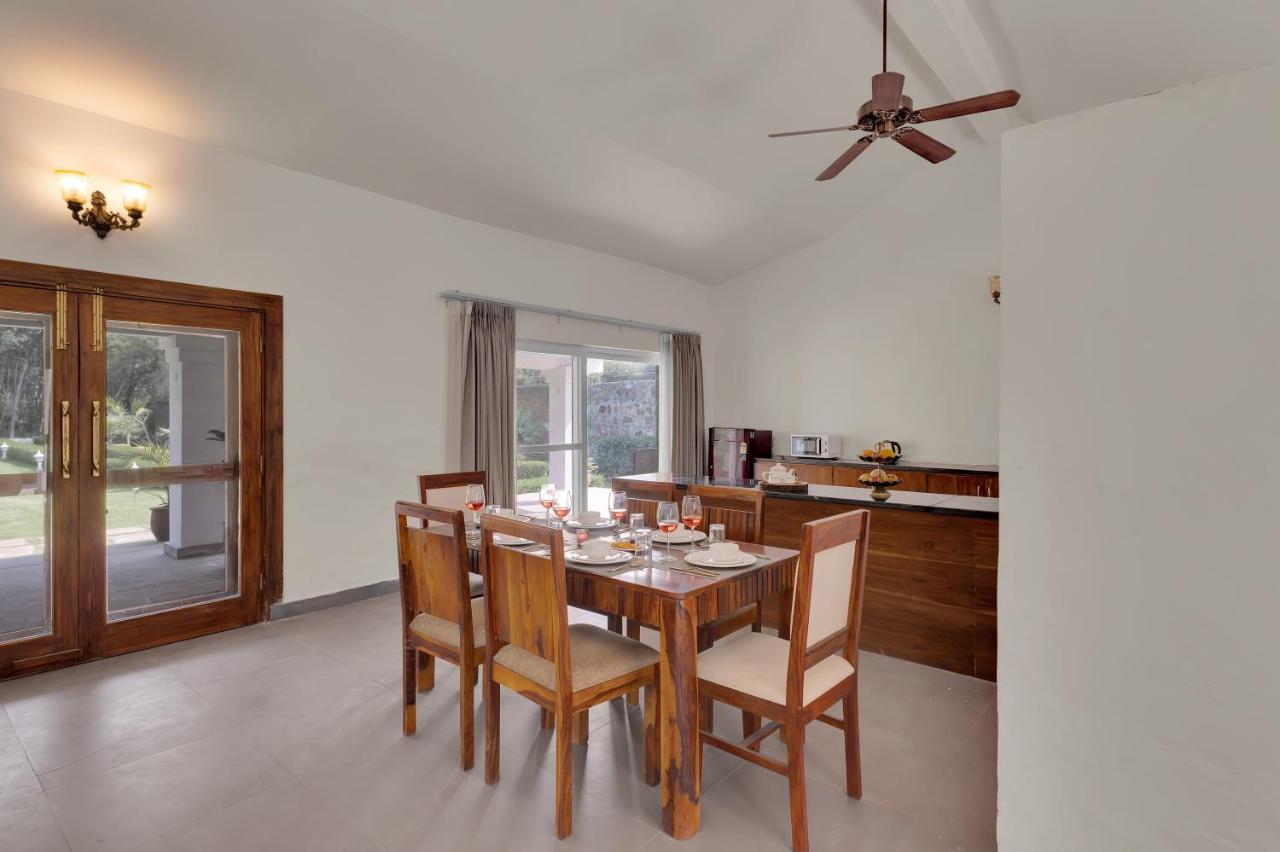 ELIVAAS Signature The Aravalli Reserve The Isley Pet-Friendly Villa with Pool, Gazebo and Sit Out - Chambres d'hôtes Dhauj