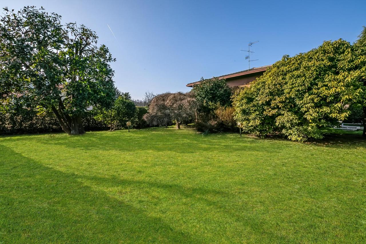 Villa Eva: Leggiuno 5-Bed Villa for Families & Groups (Sleeps 10) - Happy Rentals - Chambres d'hôtes Leggiuno