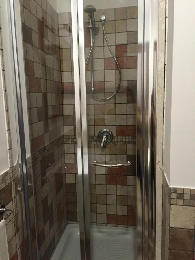 Zimmer mit Kingsize-Bett und Balkon