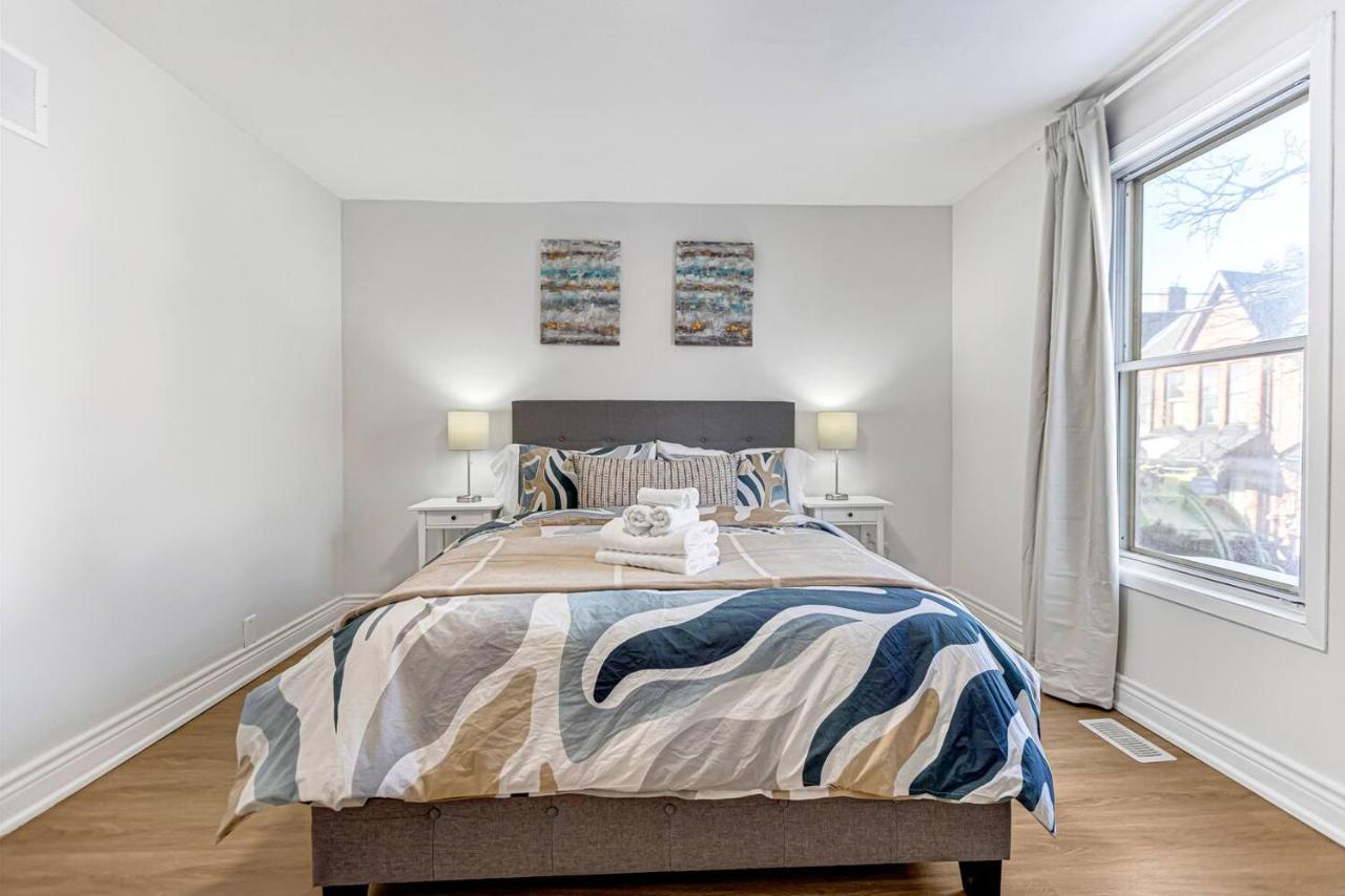 Bright Entire Home - Backyard Near Little Italy & DT - Chambres d'hôtes Toronto