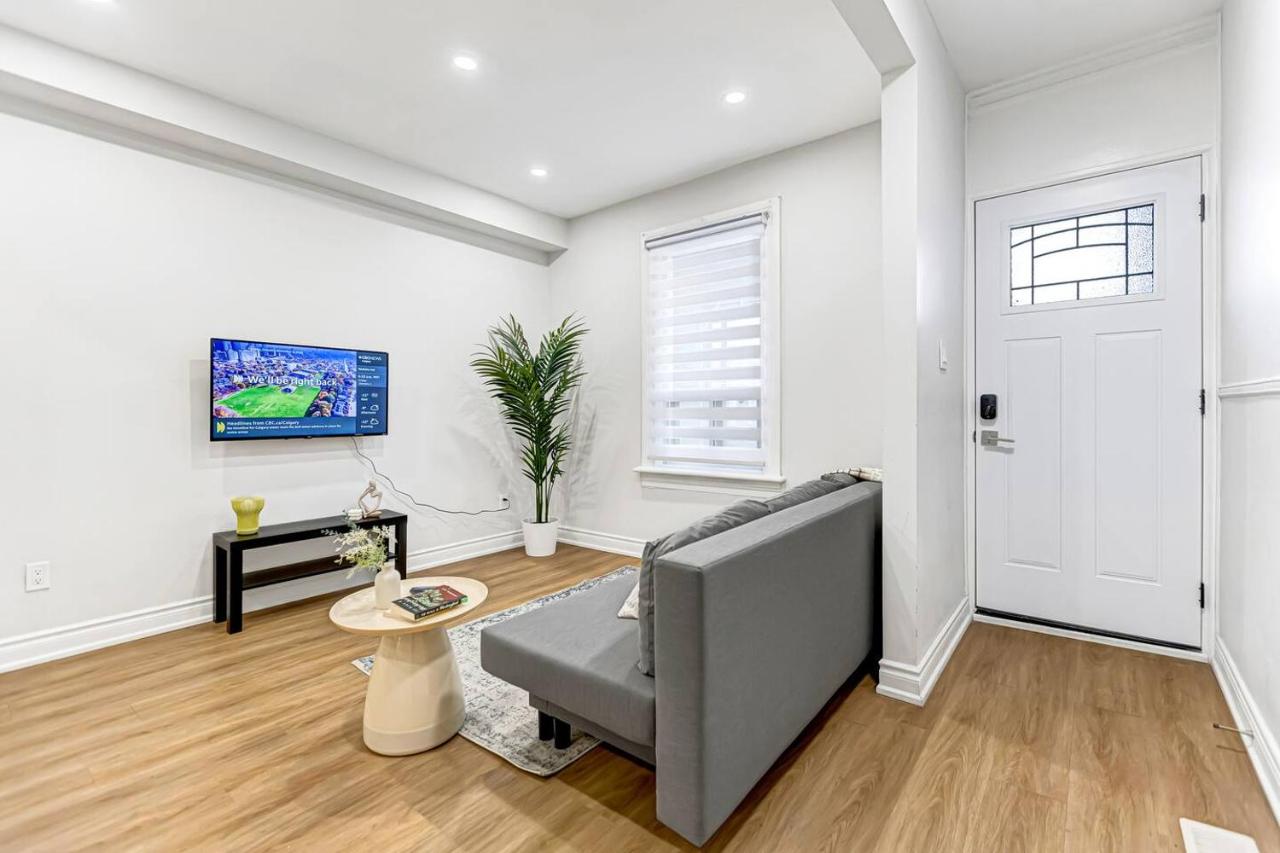 Bright Entire Home - Backyard Near Little Italy & DT - Chambres d'hôtes Toronto