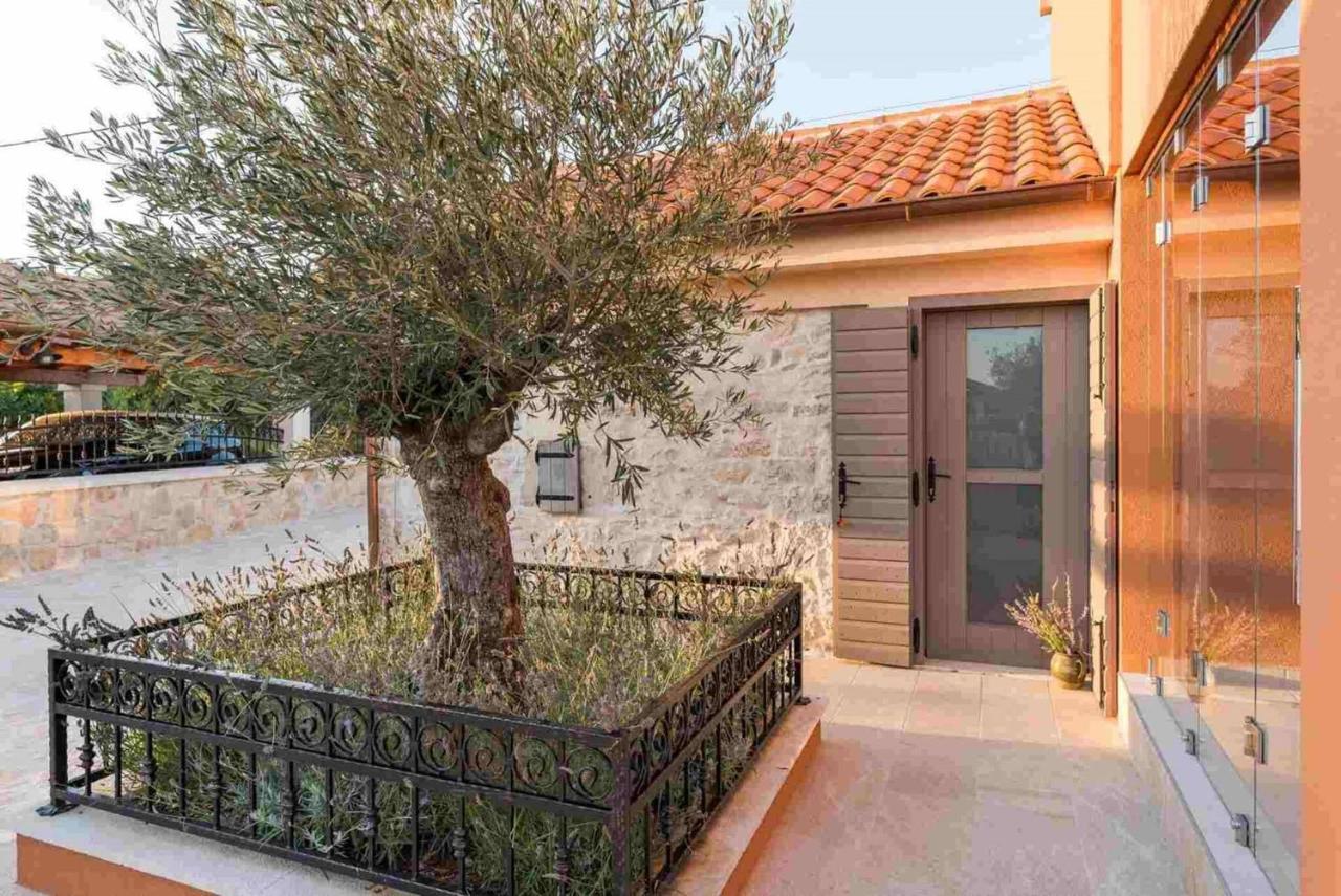 Luxury Villa Finessa Skradin 2 with heated pool, jacuzzi and sauna - Chambres d'hôtes Skradin