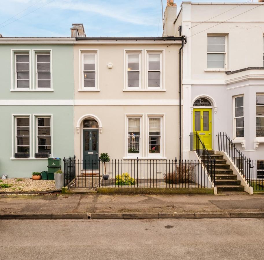 Stunning 2 Bed Townhouse with Patio - Ferienwohnung Cheltenham