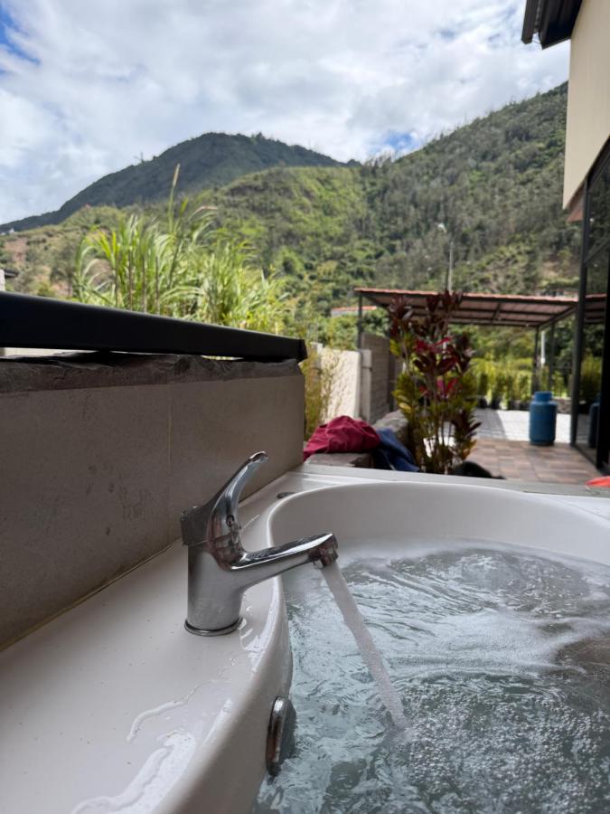 Relajate en una TinyHouse privada en Baños de Agua Santa con Jacuzzi y vistas increíbles - Chambres d'hôtes Baños