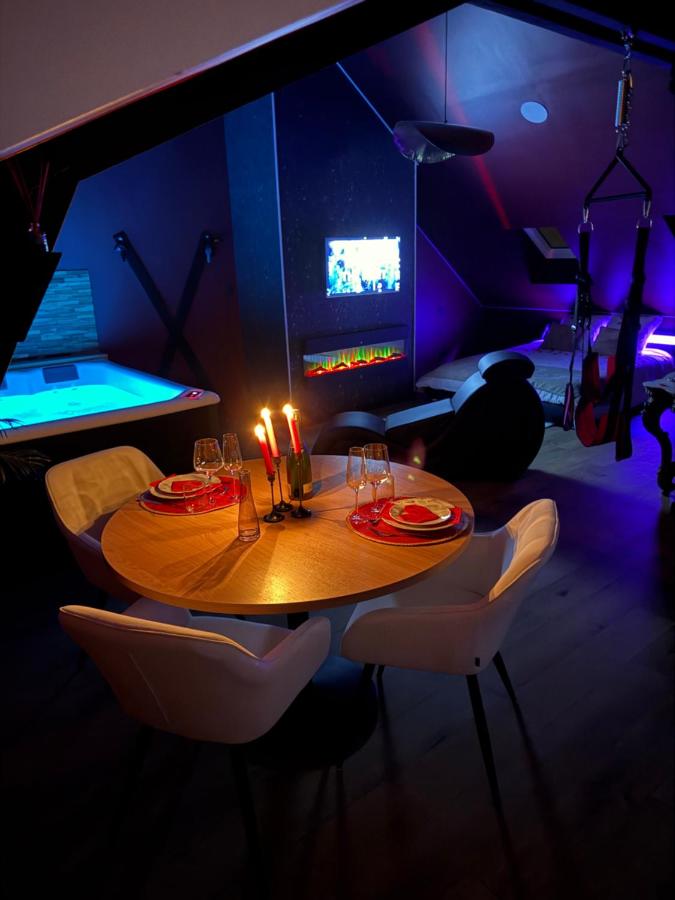 Interdite Suite Love avec Spa Privatif - B&B Fougères
