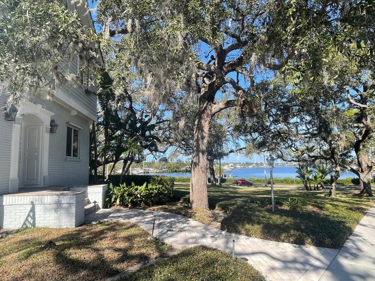 Luxury Tarpon Springs Waterfront w Gulf Access - B&B Tarpon Springs