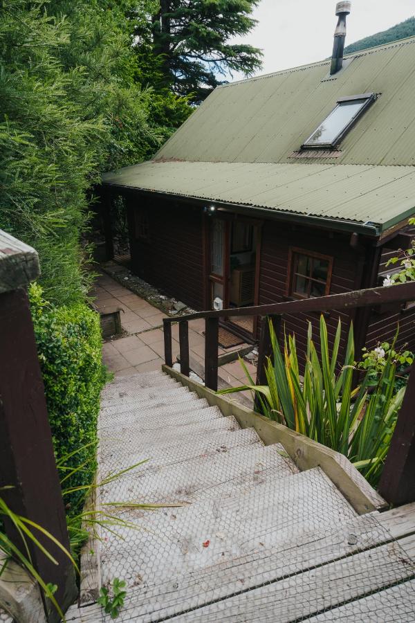 Cosy 3BR Alpine Chalet Near Queenstown, Fireplace, Family-Friendly and Minutes to Skiing - Chambres d'hôtes Queenstown