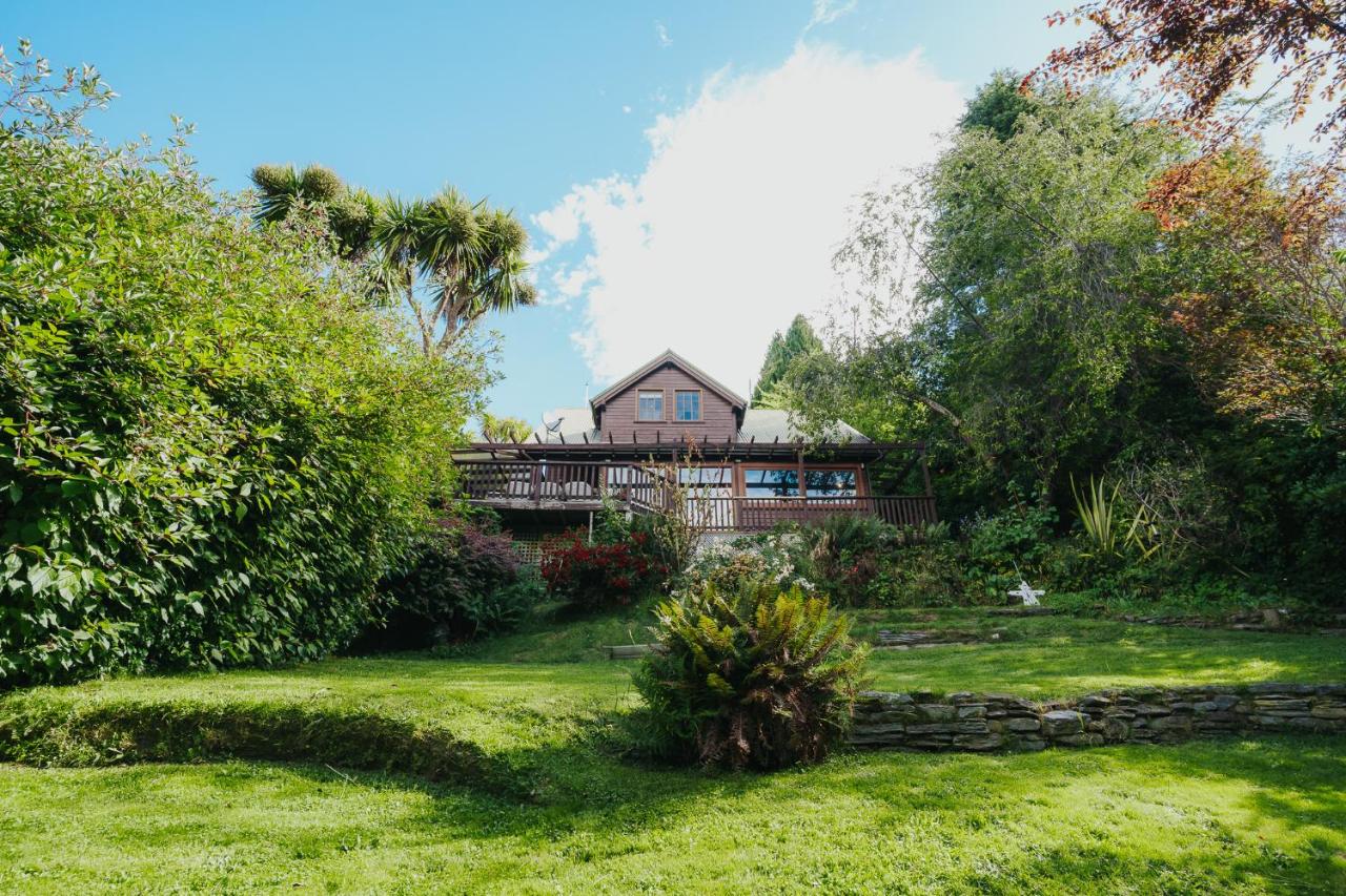 Cosy 3BR Alpine Chalet Near Queenstown, Fireplace, Family-Friendly and Minutes to Skiing - Chambres d'hôtes Queenstown