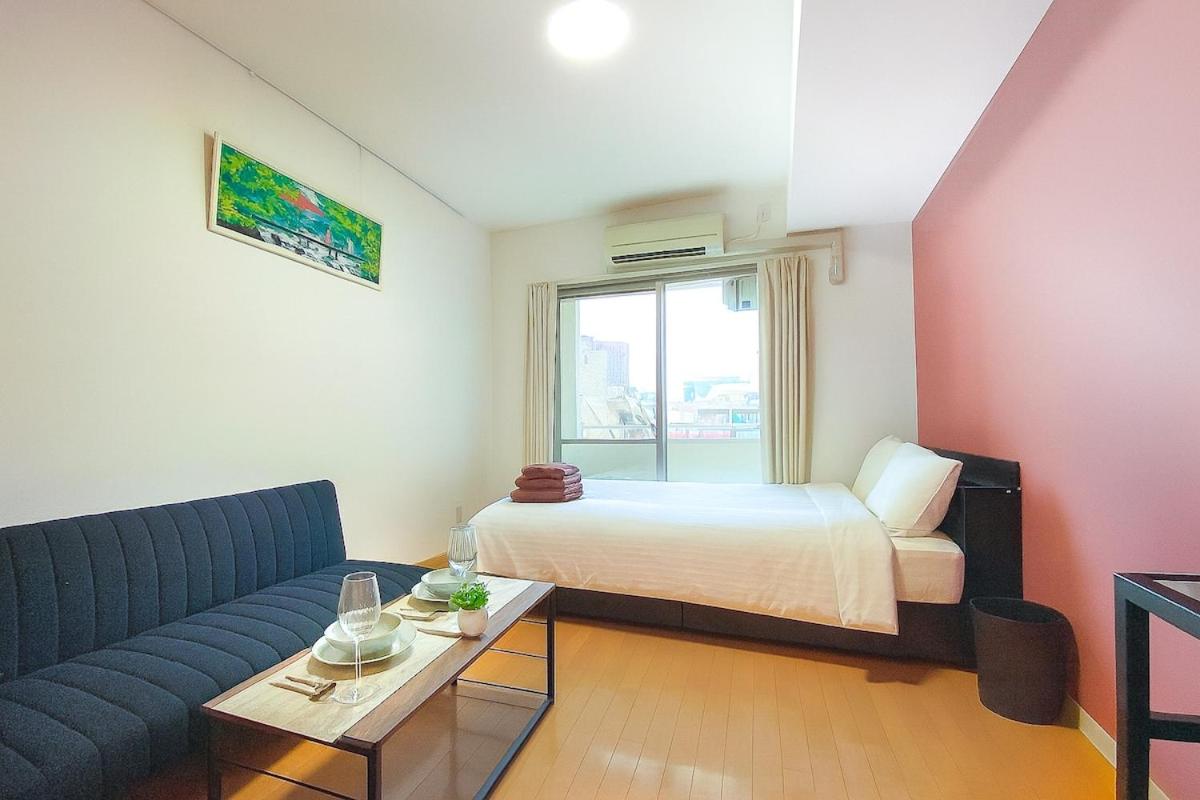 Walk to JR Shinjuku-Grand Écru II 602 - Balcony & Kitchen - Chambres d'hôtes Tokyo