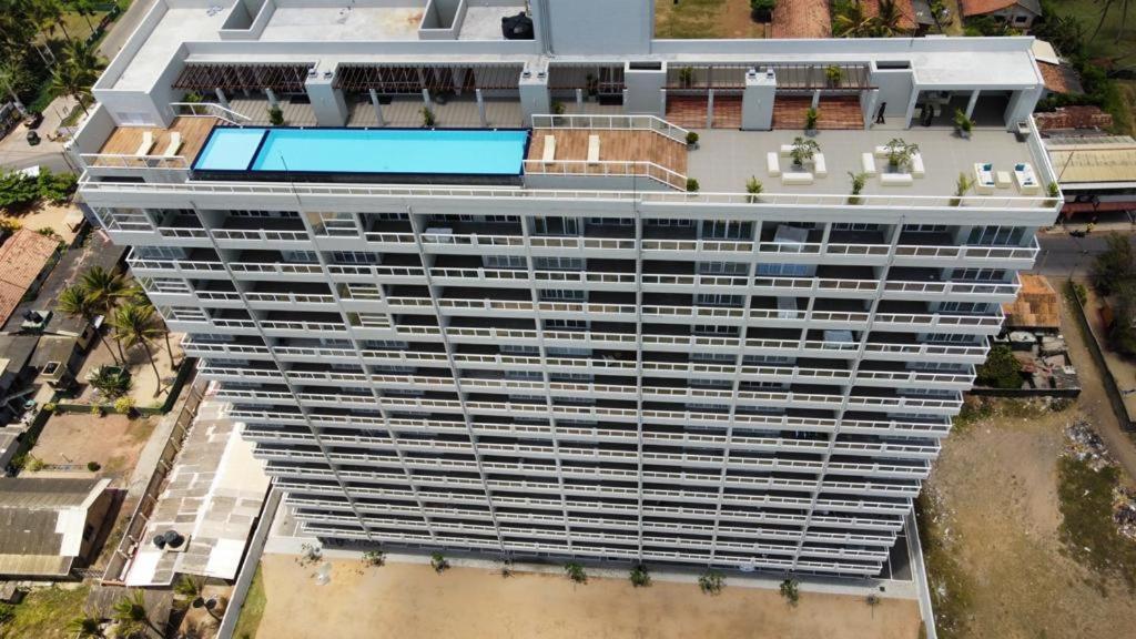 Joansa Luxury Beachfront Apartment - Ferienwohnung Uswetakeiyawa