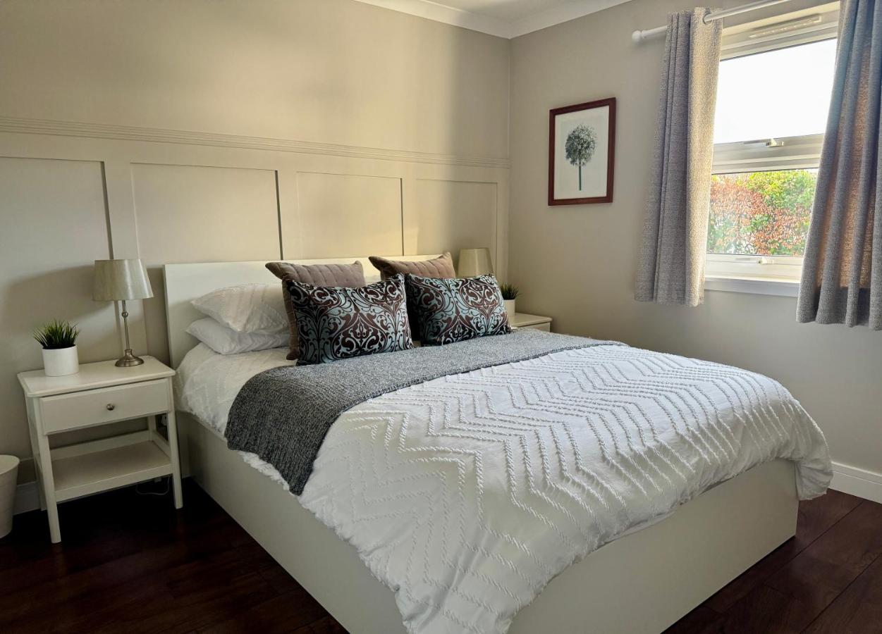 Holly Lodge - 2 x Kingsize bedrooms with private entrance and free parking-new shower room - B&B Oban