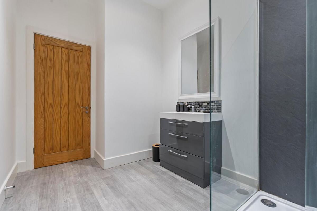 #129 Central Birmingham Stay Walk to Broad Street - Guest for 6 - 5 mins to National SEA LIFE Centre Birmingham - "Perfect for contractors and families - Free parking on the premises and street" - B&B Birmingham