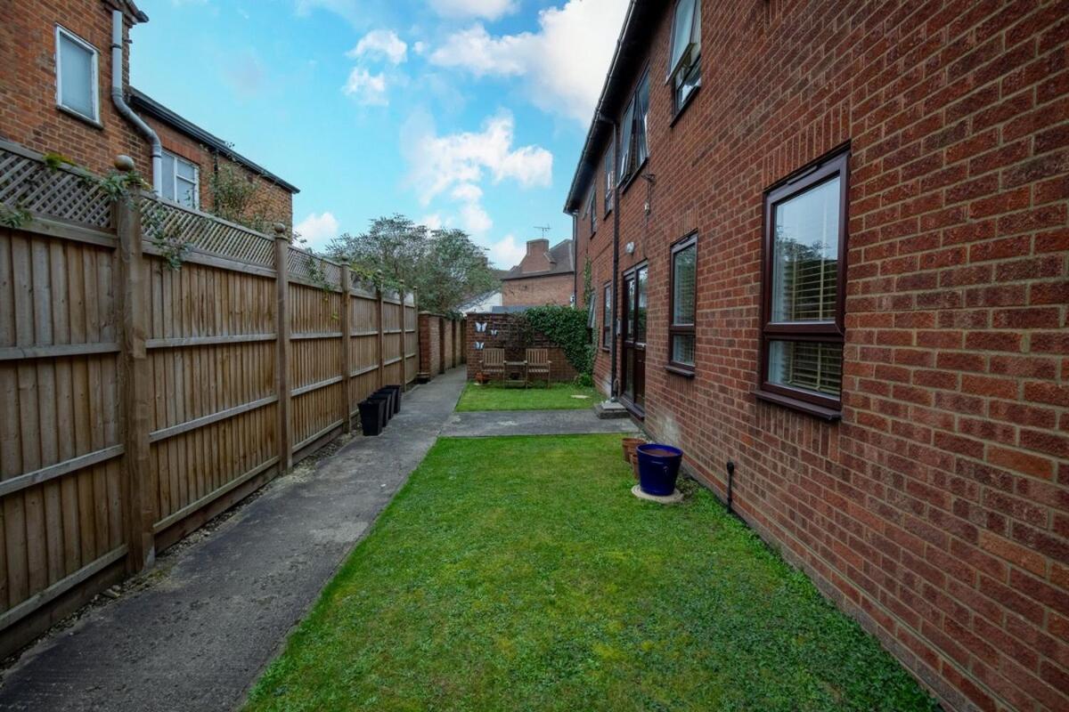 Cosy 2 bed apartment 5 min walk to town centre Perfect for contractors, business people or just having a weekend break - Chambres d'hôtes Aylesbury