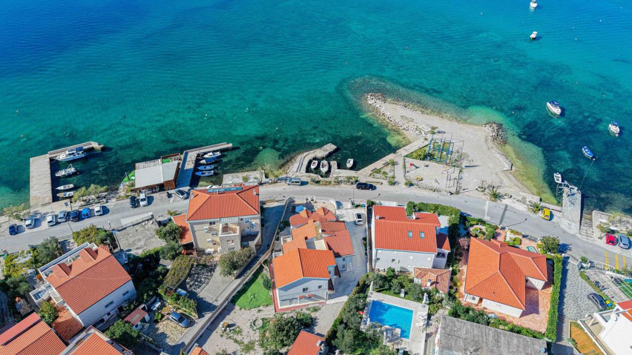 Luxury Seafront Villa, Sibenik - B&B Brodarica
