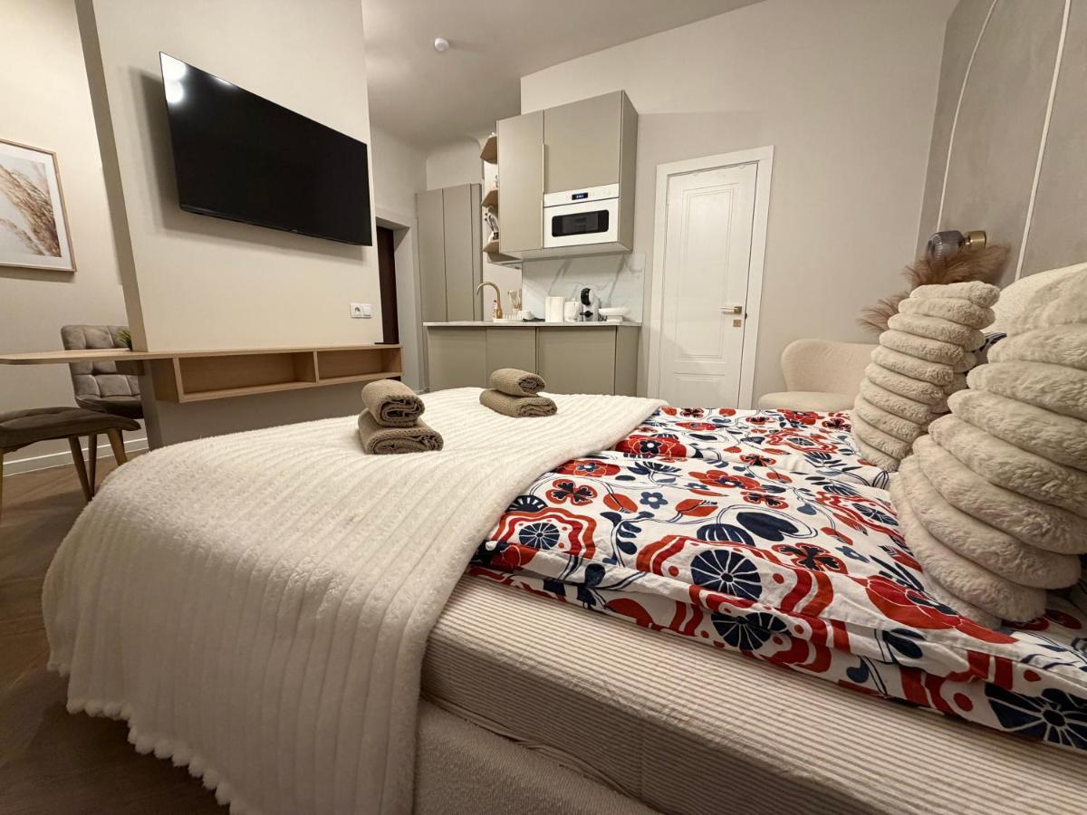 Elegant White Apartment in City Centre with Parking - B&B Riga