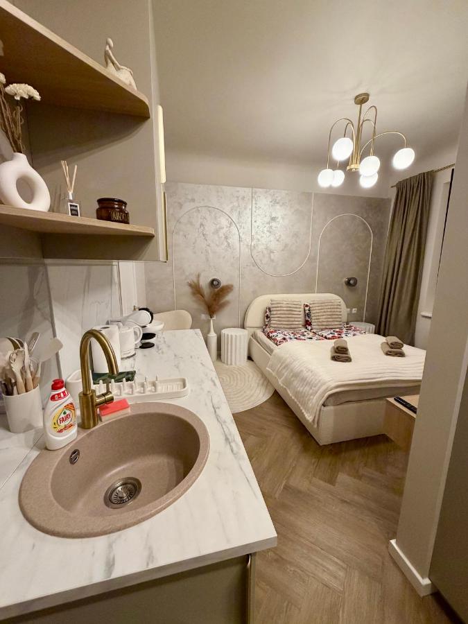 Elegant White Apartment in City Centre with Parking - B&B Riga