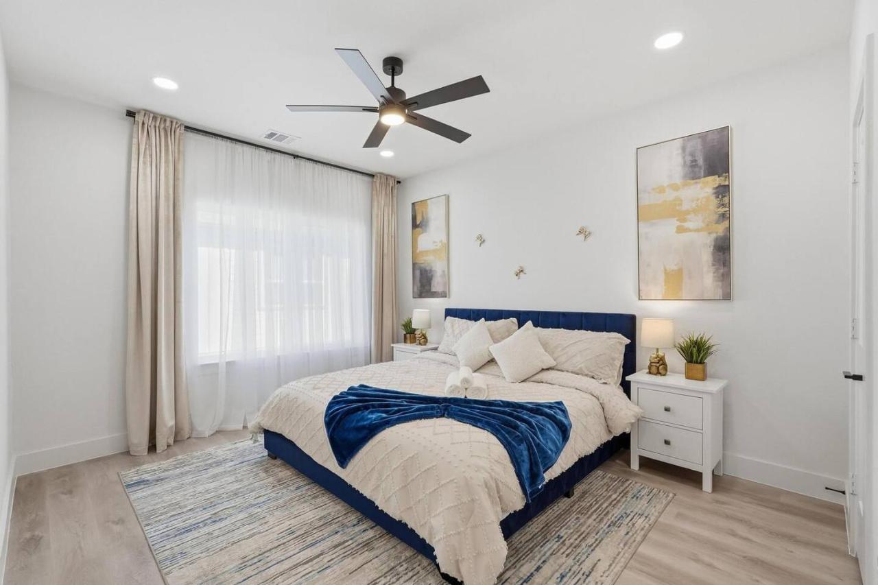 Modern 3BR Home w/ Rooftop • 5 min to Downtown - B&B Dallas