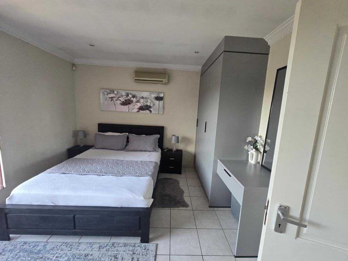 Luxurious Pvt Apartment , Pool, Jaccuzi & Aircons - Chambres d’hôtes Centane