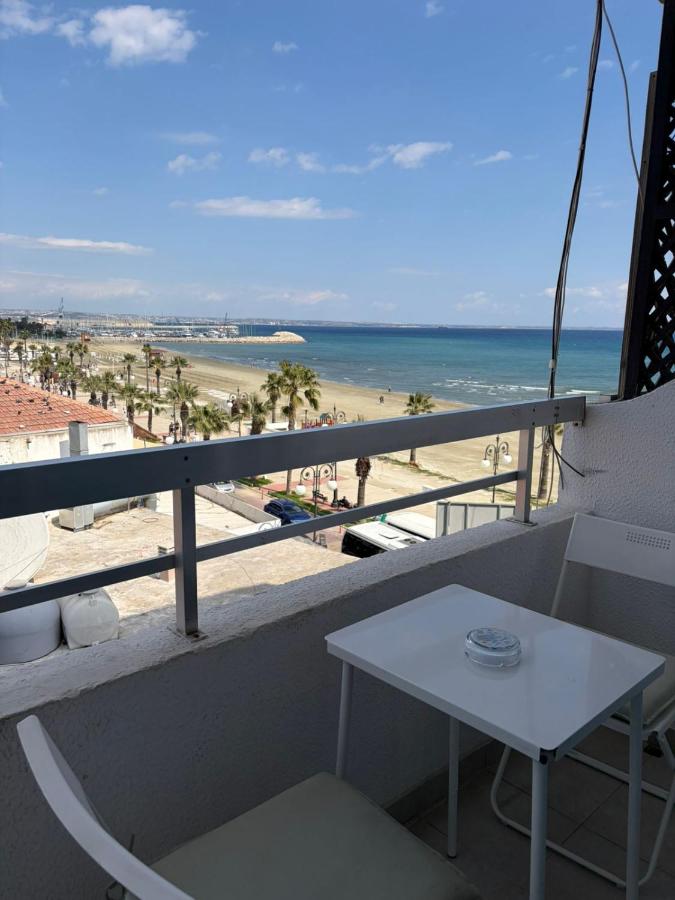 Lazuli Sea View Beachfront - Ap Finikoudes - B&B Lárnaca