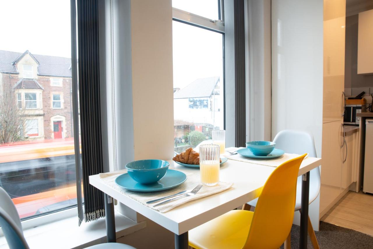 Modern Hideaway Sleek 2BR Apartment Private Garden Views - Chambres d'hôtes Cardiff
