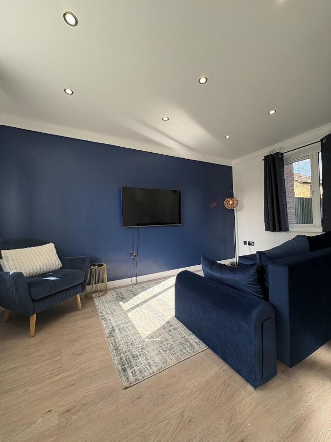 Blueberry Bliss - Free Parking - Free Wifi - Ferienwohnung Coventry