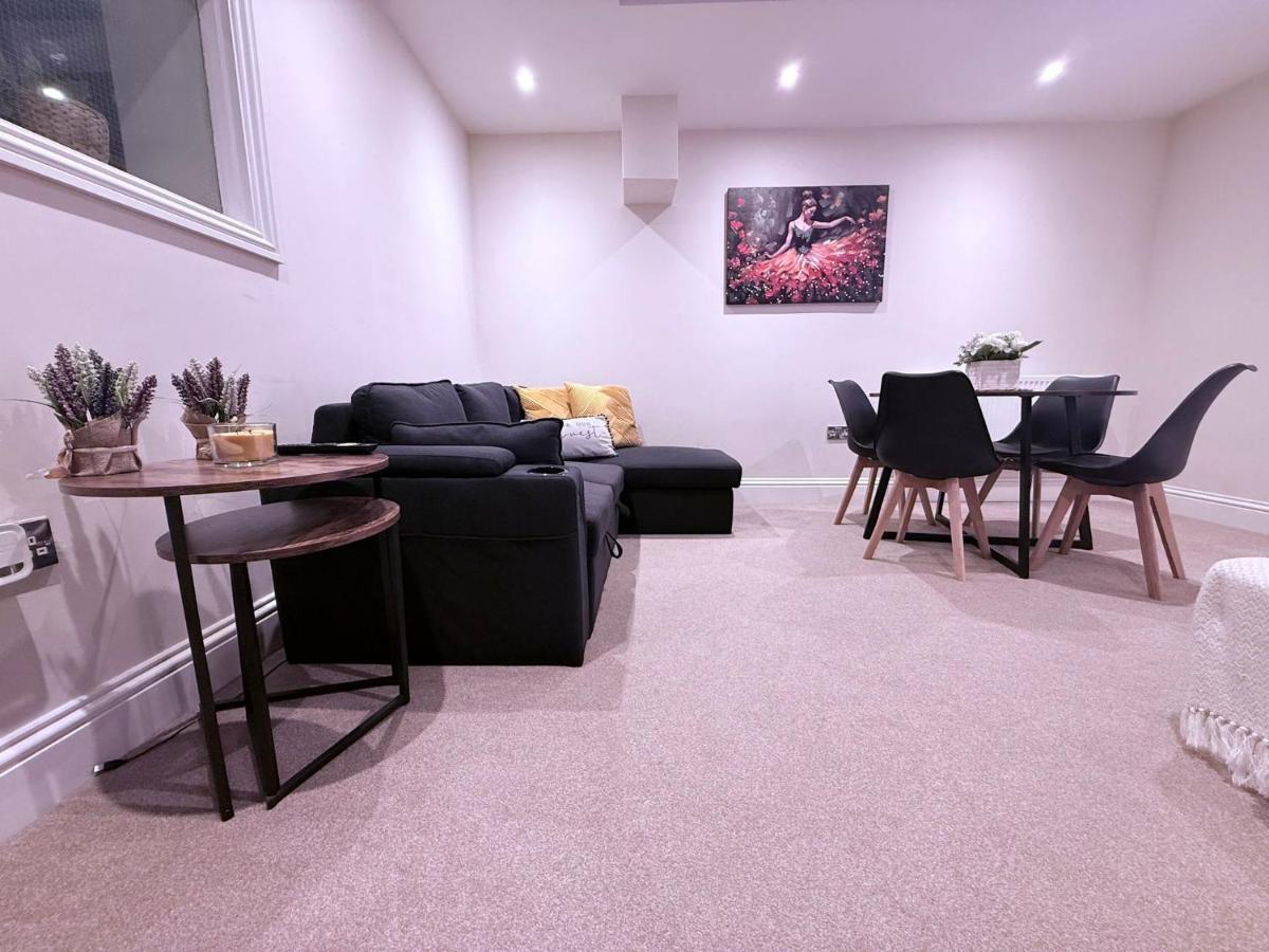 Famili,Cosy 2 Bedroom Apartment with Garden Close to Town, Hospital, Long booking Welcome - Ferienwohnung Eastbourne