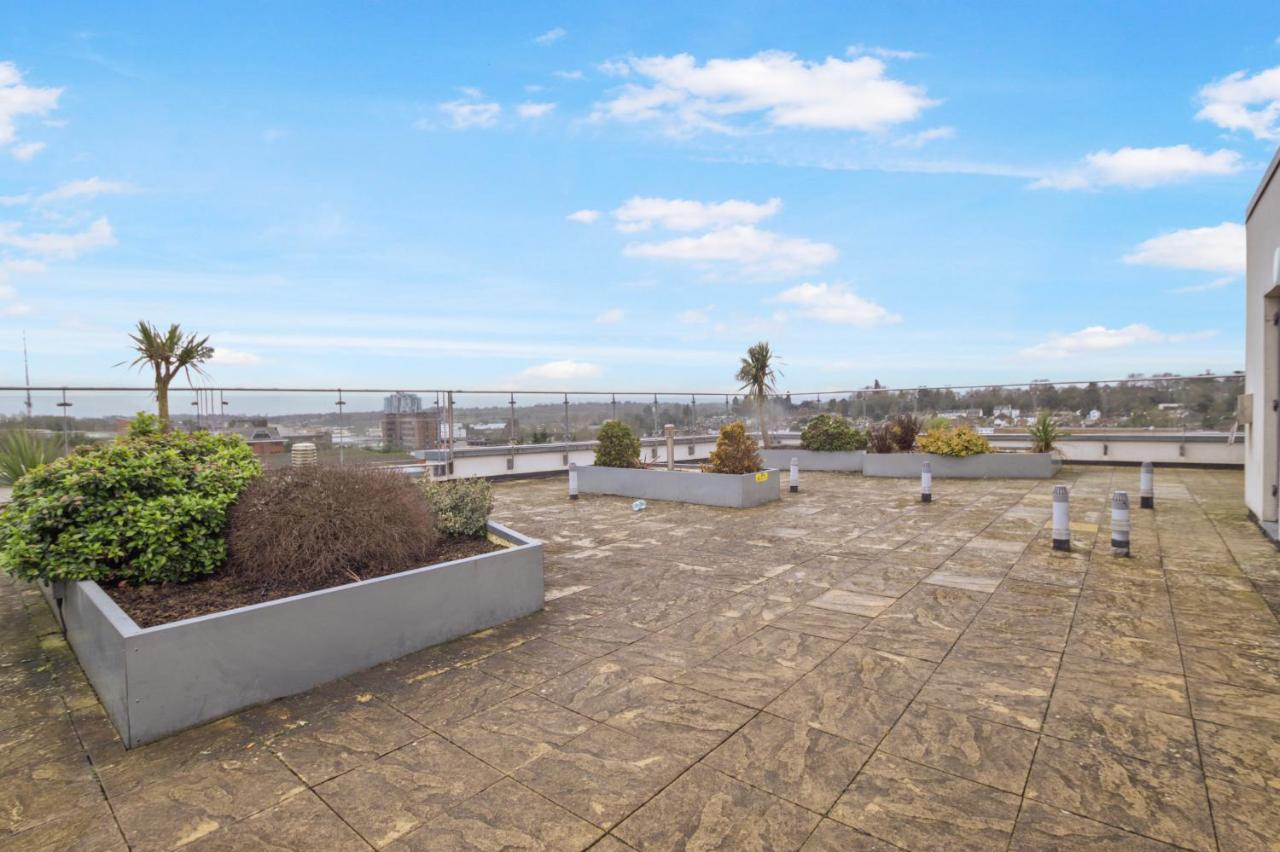 Central Hemel 2-Bed Flat with Secure Parking - Chambres d'hôtes Hemel Hempstead