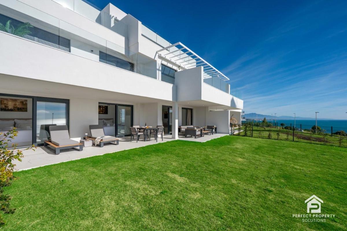 Azata Ground-Floor Gem with Huge Garden and Terrace - B&B Estepona