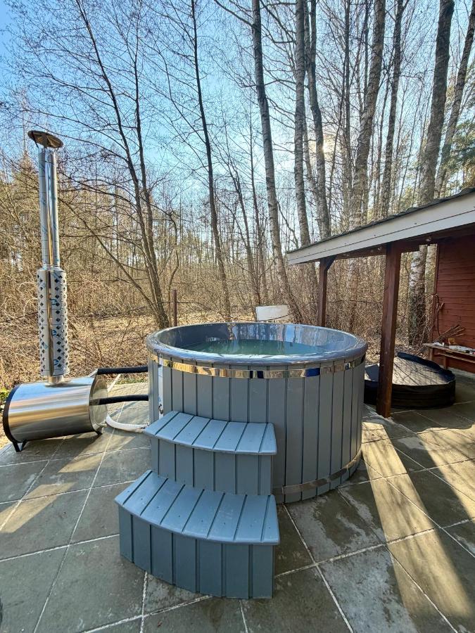 Kurort Mirowice-domek w lesie, z balią z jacuzzi i hydromasażem - B&B Mirowice