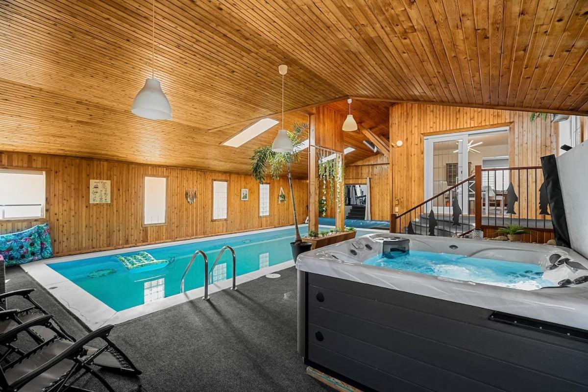 Luxe Paradise - Indoor Pool - Hotub - Sauna - Gym - Games - B&B Calgary