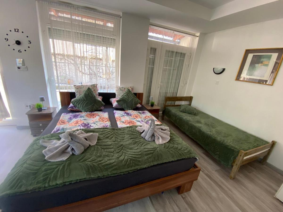 Doppel-/Zweibettzimmer mit eigener Terrasse